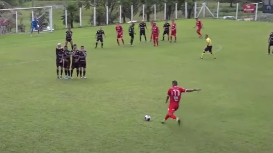 Jogador encarna Roberto Carlos e faz dois golaços de três dedos no amador de SC