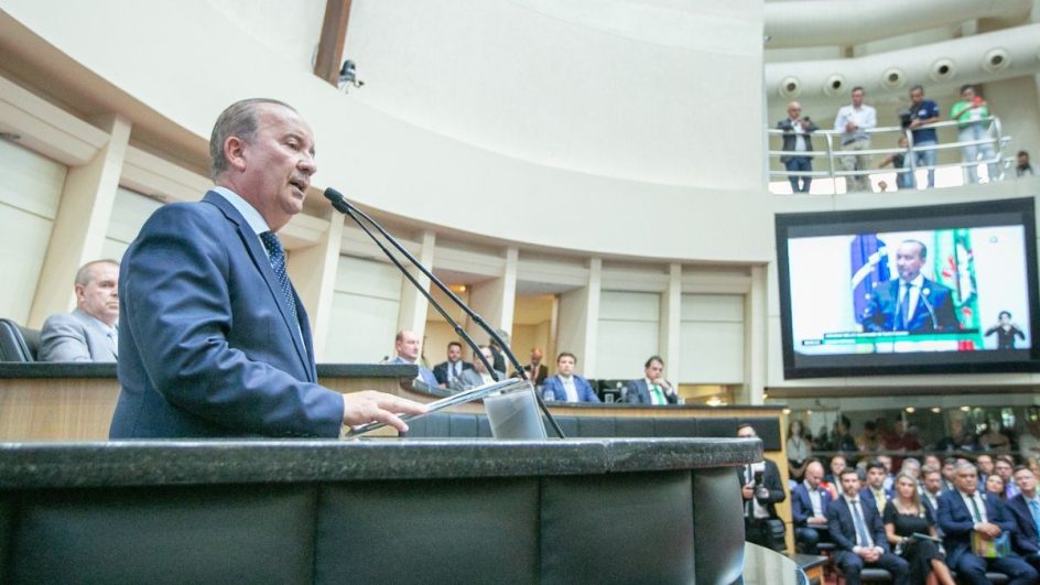 Governador Jorginho Mello leu mensagens aos deputados na abertura do ano legislativo na Alesc (Foto: Rodolfo Espínola, Agencia AL)