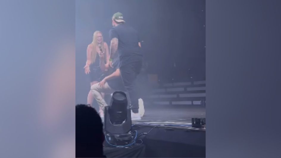 Jovem pede namorada em casamento minutos antes de show de Luan Santana em SC
