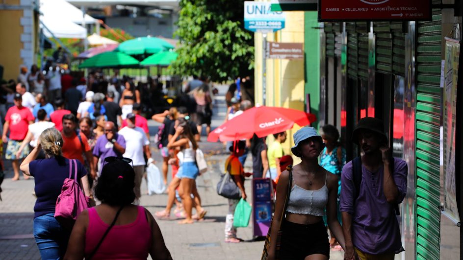 Desemprego entre mulheres e negros fica acima da média do Brasil, aponta IBGE
