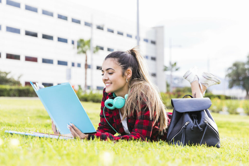 Áreas de lazer promovem a interação social e o bem-estar dos estudantes (Imagem: Freepik | Freepik)