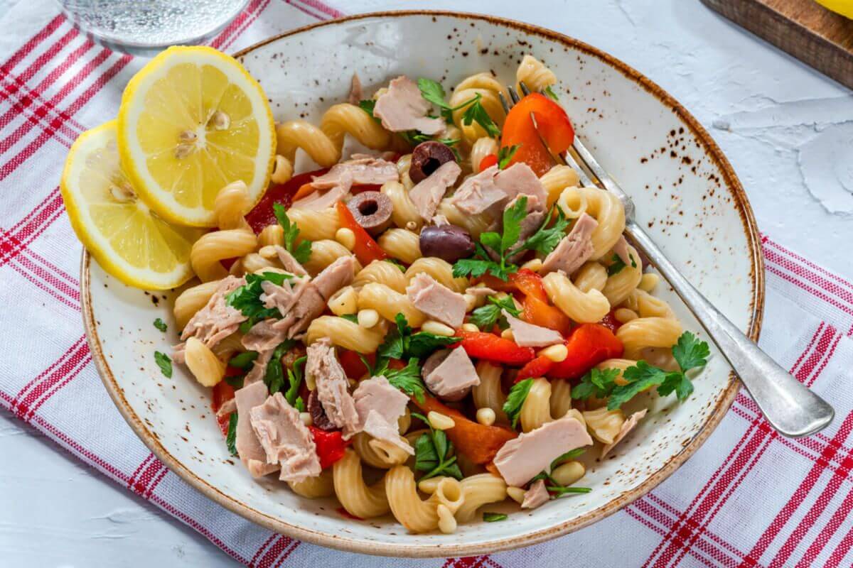 Macarrão com atum (Imagem: BBA Photography | Shutterstock)