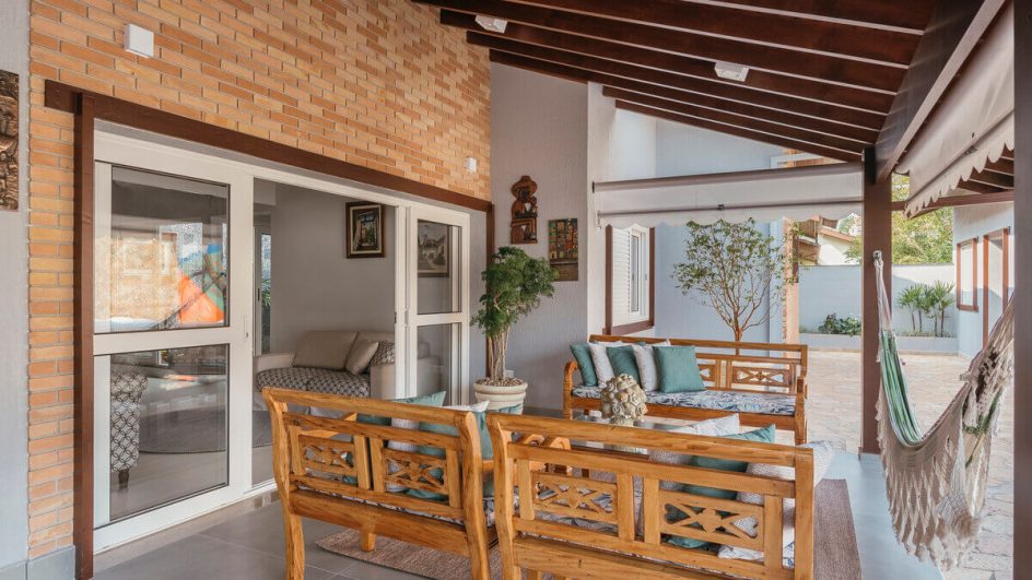 Utilizar a madeira na decoração aproxima o ambiente da atmosfera do interior (Imagem: Projeto do PB Arquitetura | Henrique Ribeiro)