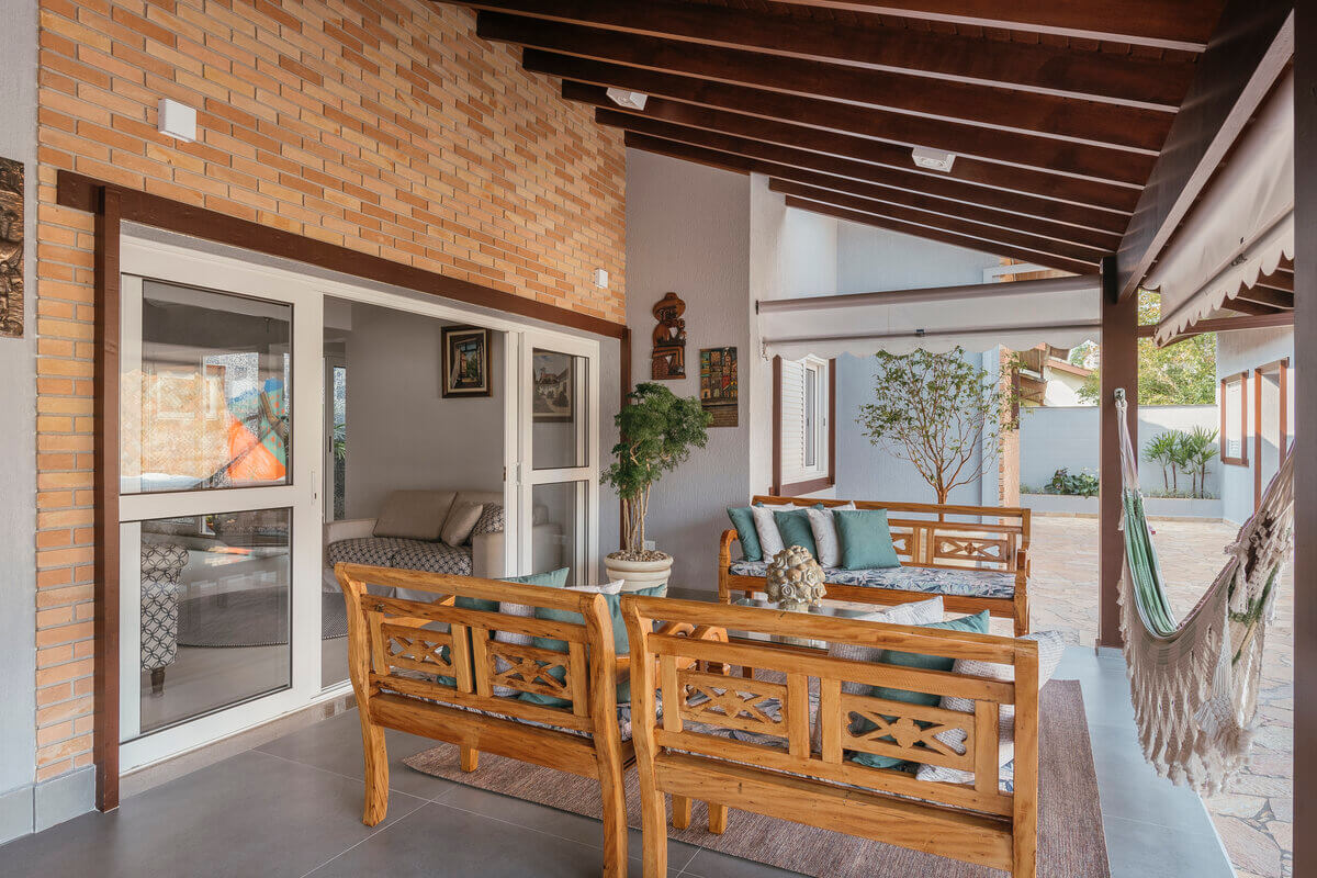 Utilizar a madeira na decoração aproxima o  ambiente da atmosfera do interior (Imagem: Projeto do PB Arquitetura | Henrique Ribeiro)