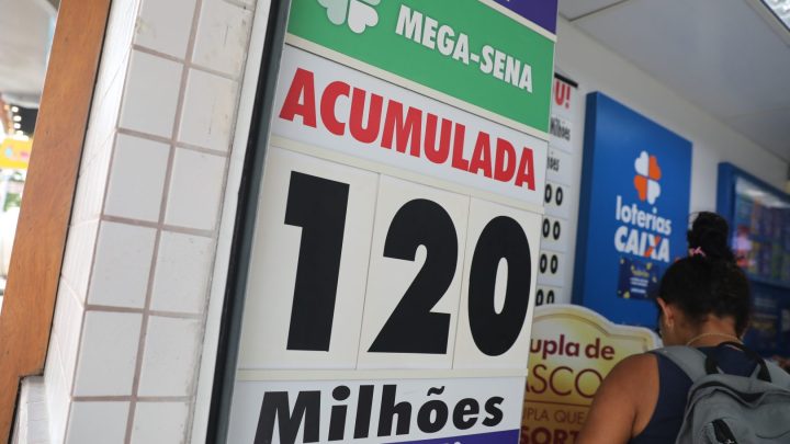 Maior prêmio do ano da Mega-Sena leva apostadores às lotéricas de Florianópolis