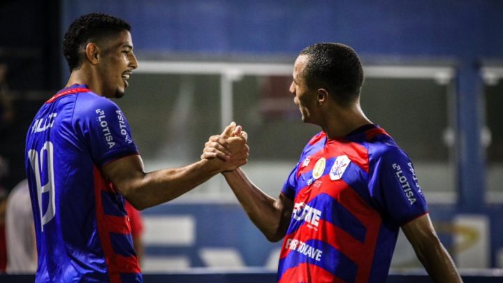 Zé Eduardo comemora o segundo gol do Marcílio Dias na vitória sobre o Figueirense (Foto: Arthur Miranda, CNMD, divulgação)