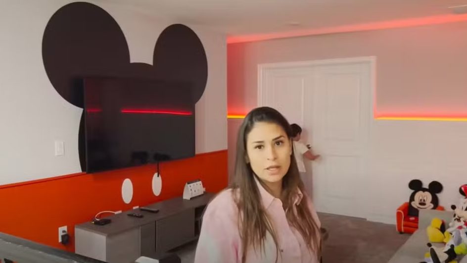 Mulher morena em quarto infantil decorado