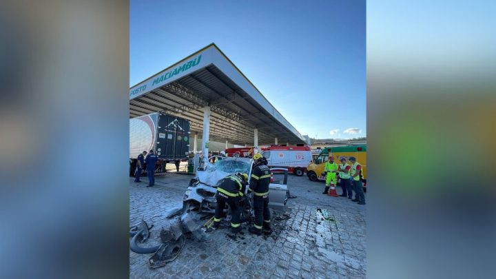 Mulher morre ao bater em carreta estacionada em posto de combustível, em Palhoça