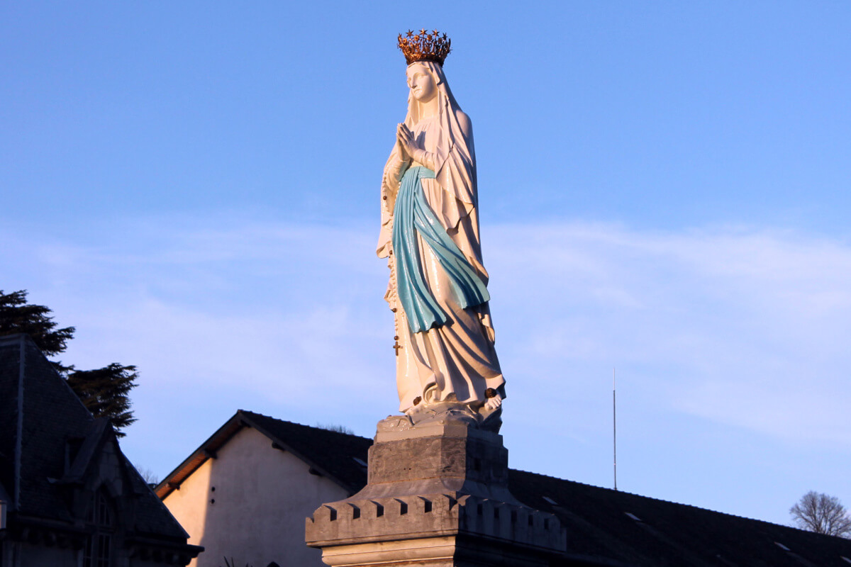 Nossa Senhora de Lourdes é a intercessora dos doentes e dos pecadores (Imagem: Anubis_Wolf | Shutterstock)