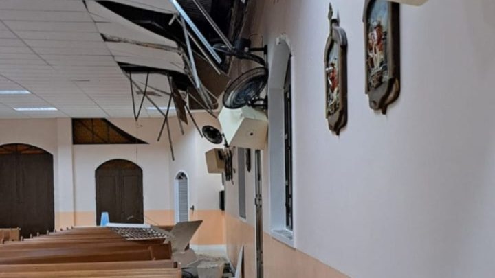 Parte do teto de Igreja do Sul de SC cede com a chuva e missas são canceladas