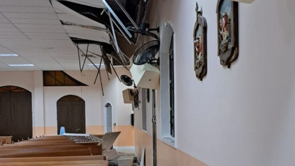 Parte do teto de Igreja do Sul de SC cede com a chuva e missas são canceladas