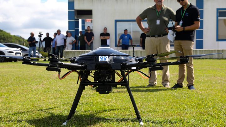 Pesquisadores de SC criam primeiro drone multirotor do país capaz de voar até duas horas