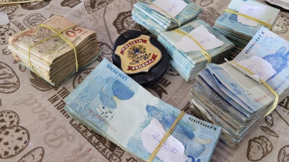 Polícia Federal apreende reais, pesos e dólares em SC