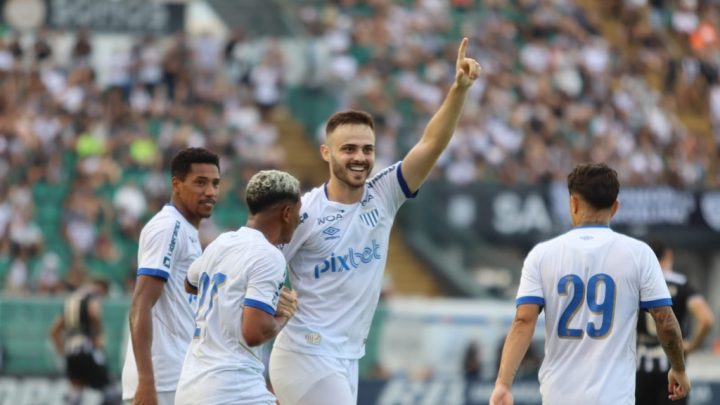 Poveda fez os dois do Avaí e decidiu o jogo no clássico do Orlando Scarpelli (Foto: Frederico Tadeu, Avaí FC)