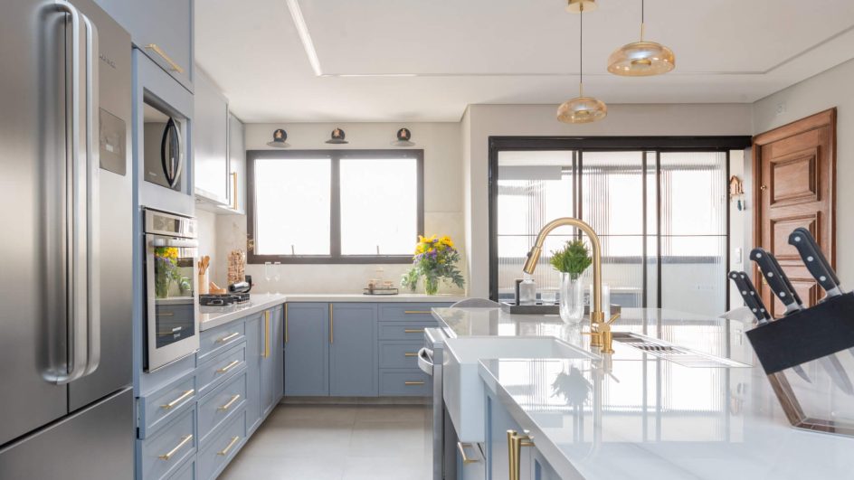 É possível separar cozinha e área de serviço sem prejudicar a estética dos ambientes (Projeto: Mari Milani Arquitetura | Imagem: Erika Urbino)