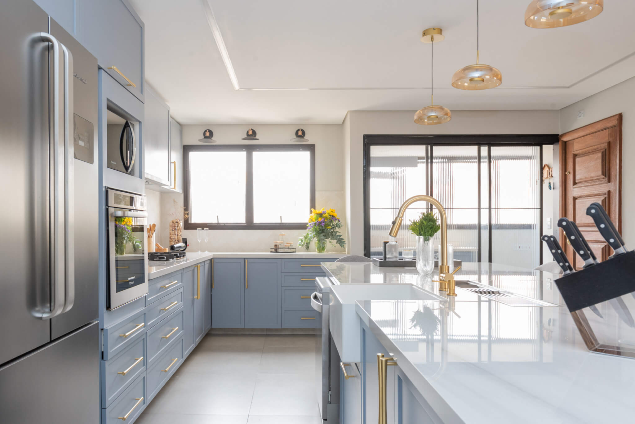É possível separar cozinha e área de serviço sem prejudicar a estética dos ambientes (Projeto: Mari Milani Arquitetura | Imagem: Erika Urbino)