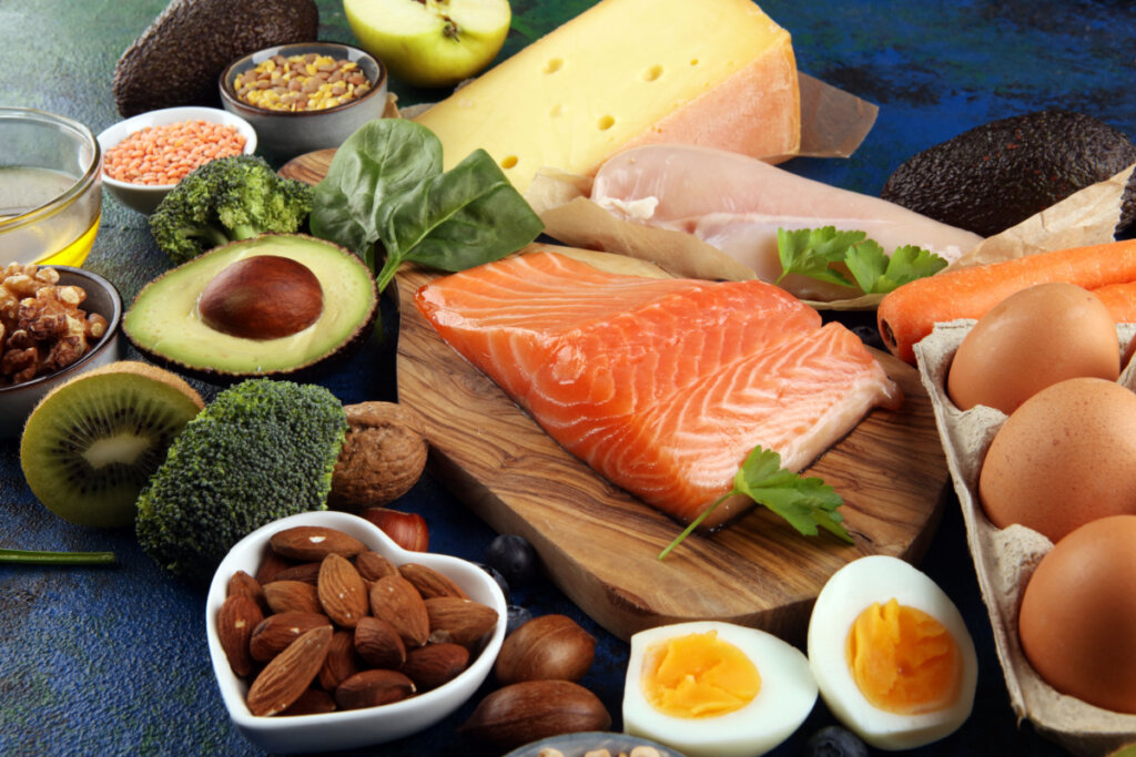 Ovos, peixes e abacate são fontes de vitamina D (Imagem: beats1 | Shutterstock)