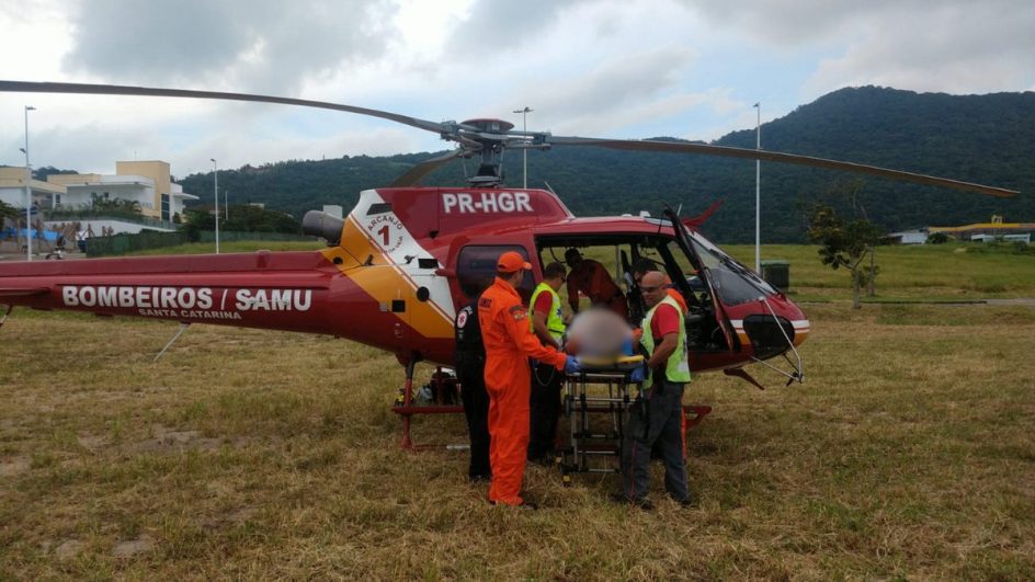 Homem cai de 8 metros de altura e é levado de helicóptero ao hospital em Florianópolis