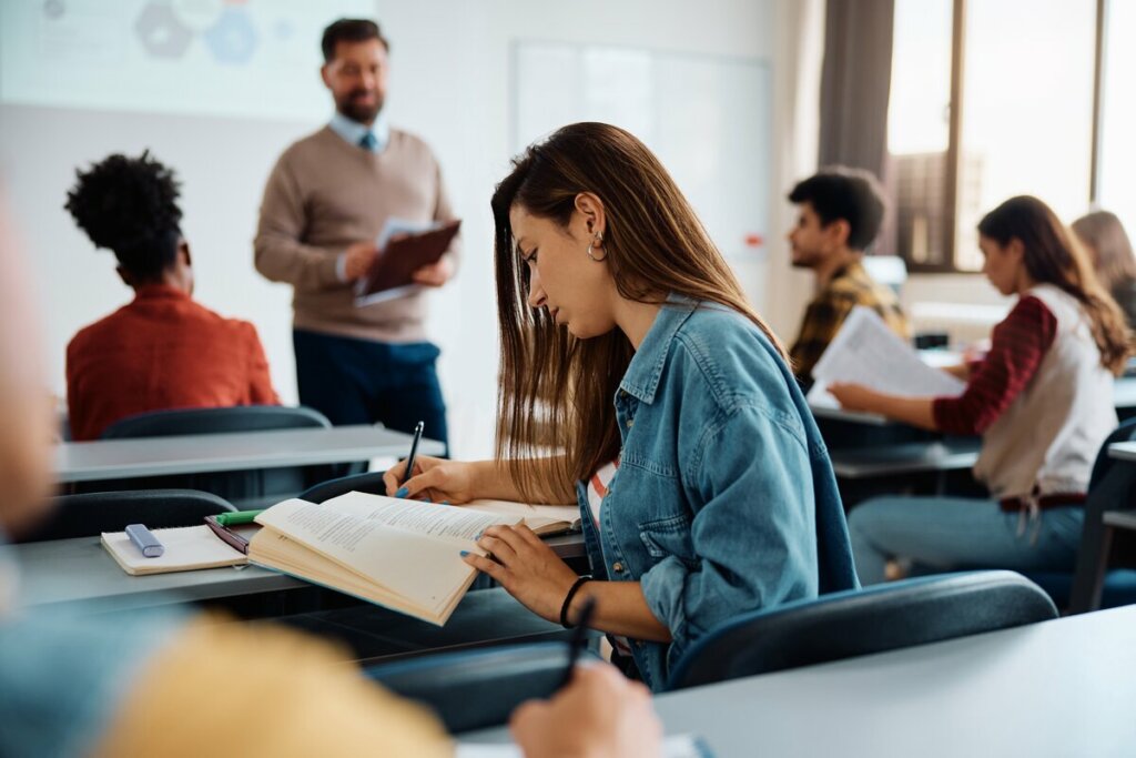 A vírgula também é usada para separar elementos de uma oração (Imagem: Drazen Zigic | Shutterstock)