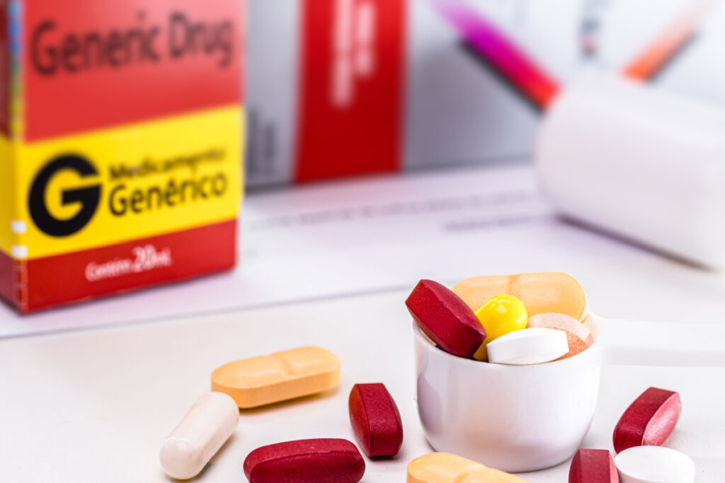 Vômito e palpitação estão entre os efeitos causados pela combinação entre álcool e remédio (Imagem: RHJFotos | Shutterstock)