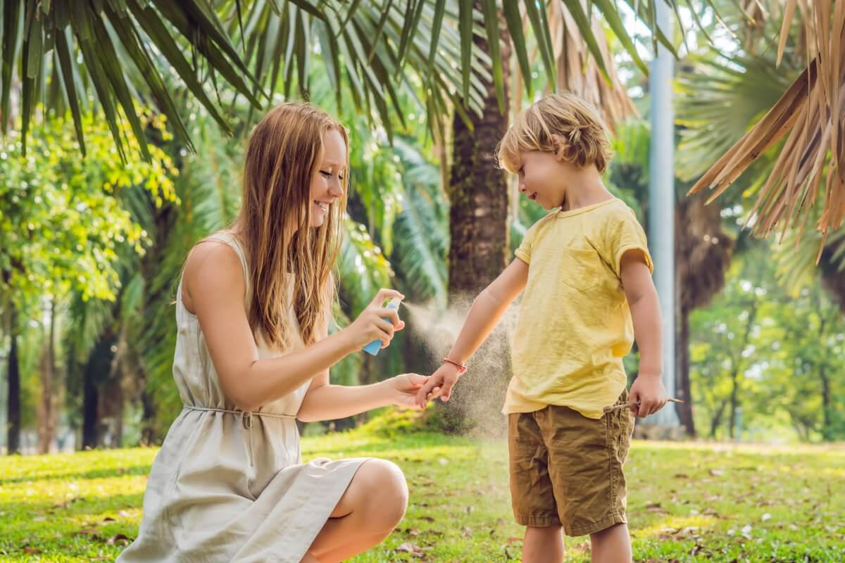 Uso de repelentes é importante para prevenir a dengue (Imagem: Elizaveta Galitckaia | Shutterstock)