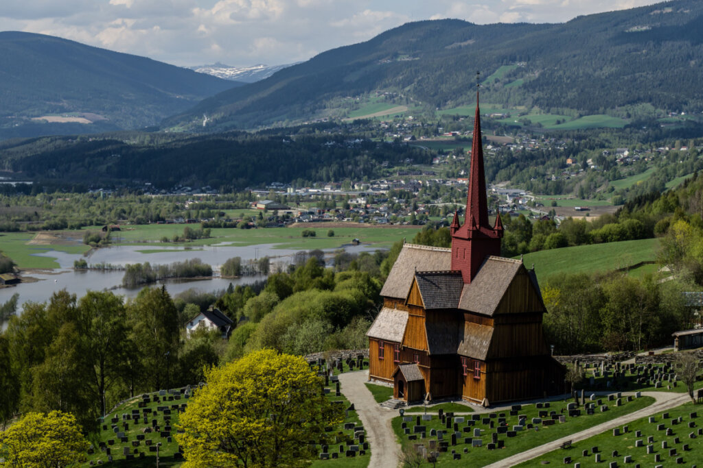 A Ringebu Stave Church foi construída em 1220 com madeira (Imagem: A.Film | Shutterstock)