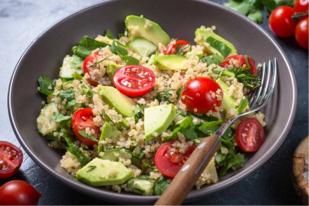 Salada de quinoa com abacate e espinafre (Imagem: nadianb | Shutterstock)