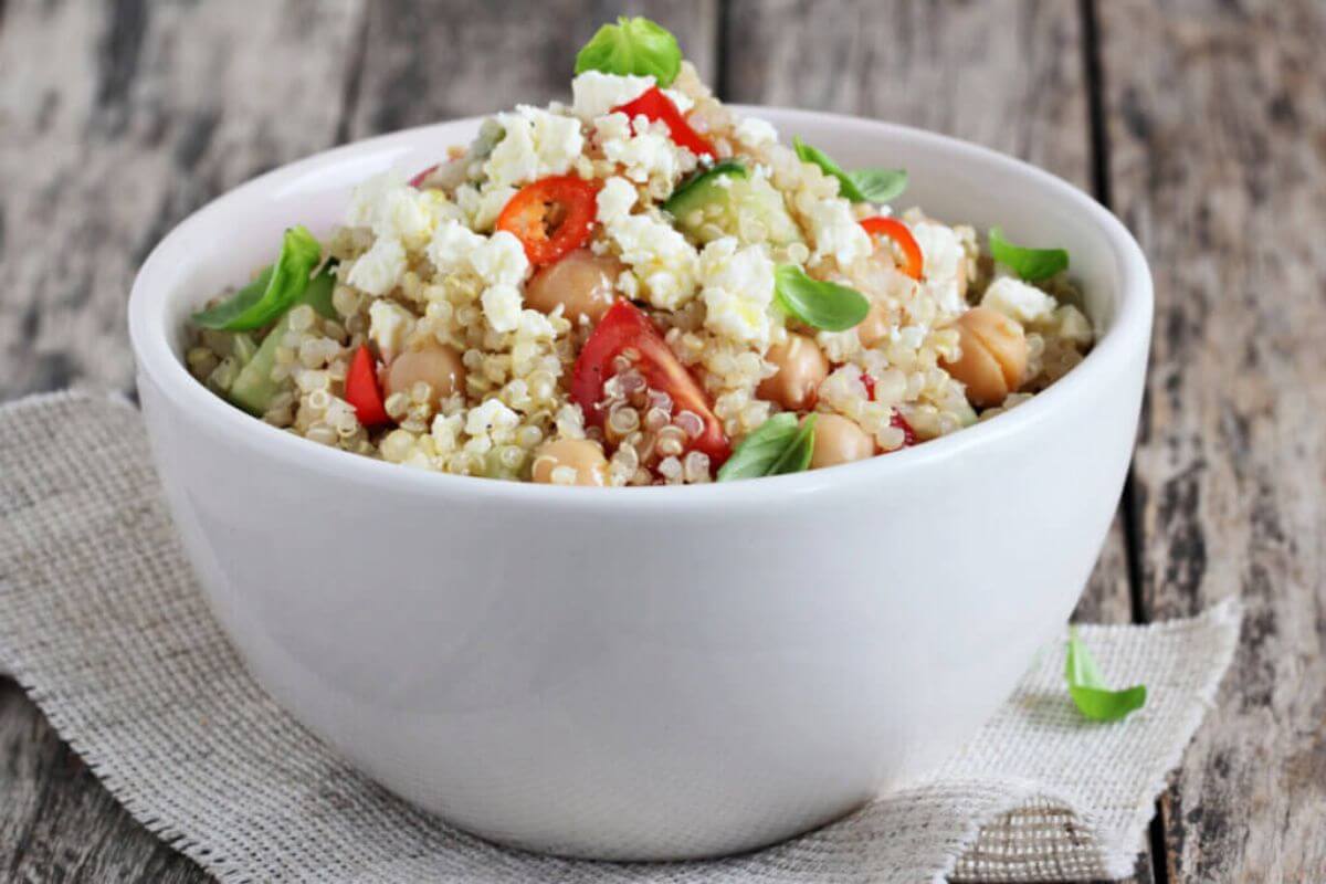 Salada de quinoa com grão-de-bico (Imagem: Losangela | Shutterstock)