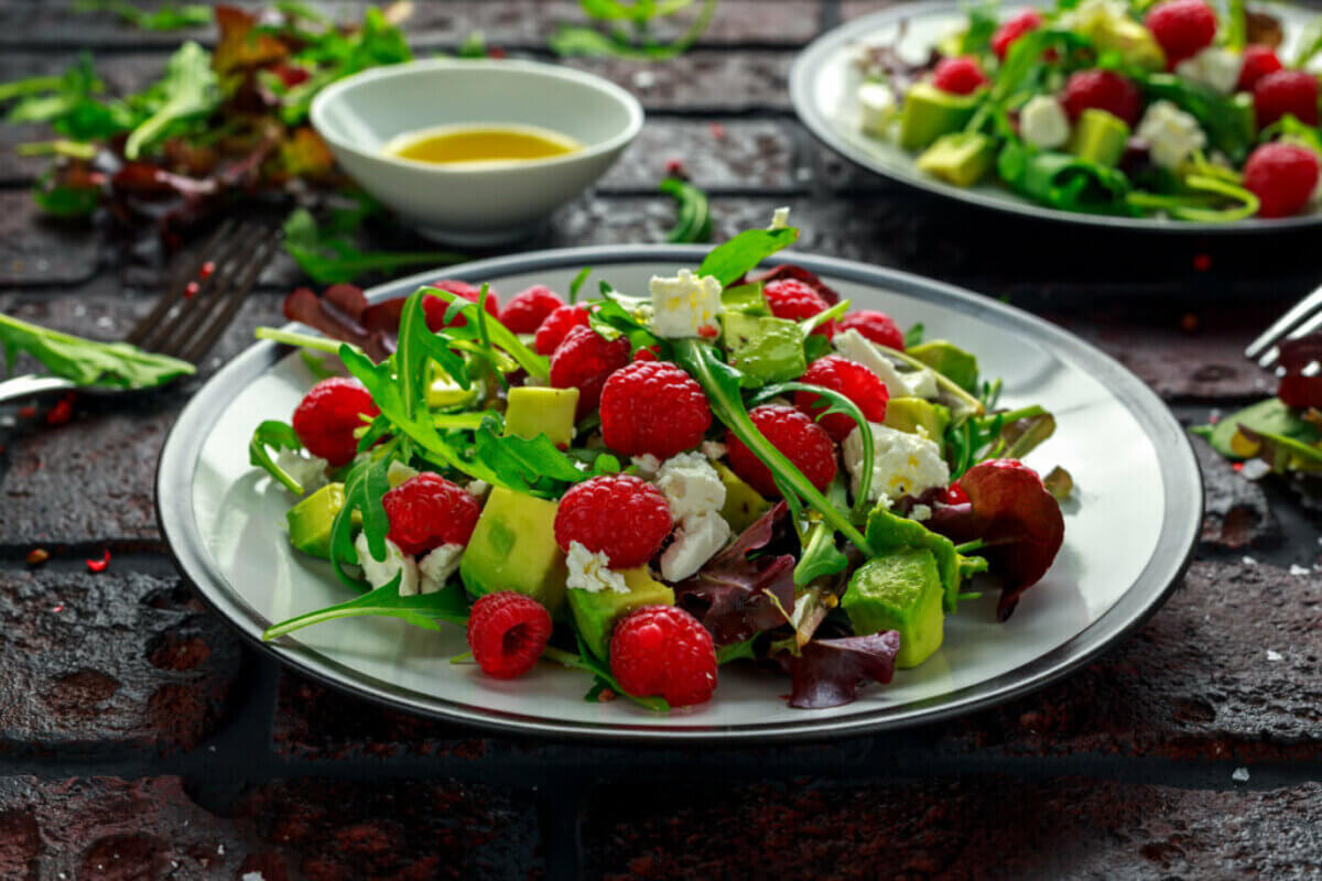 Salada de rúcula com framboesa (Imagem: DronG | Shutterstock)