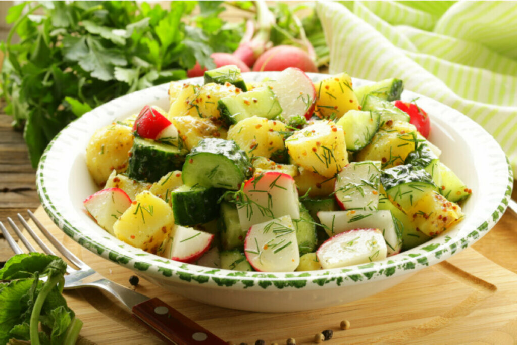 Salada rica em nutrientes (Imagem: Dream79 | Shutterstock)