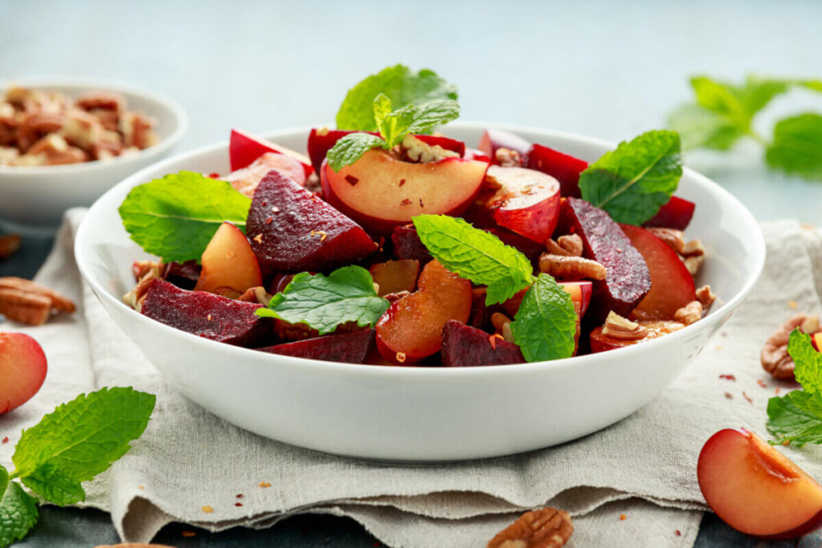 Salada de beterraba com ameixa (Imagem: DronG | Shutterstock)
