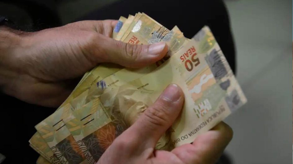 Salário mínimo de R$ 1.412 começa a ser pago nesta quinta-feira
