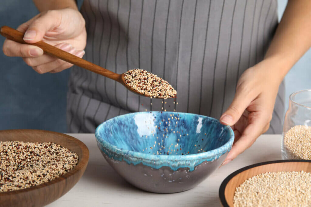 A quinoa pode ser utilizada no preparo de diversos alimentos (Imagem: New Africa | Shutterstock)