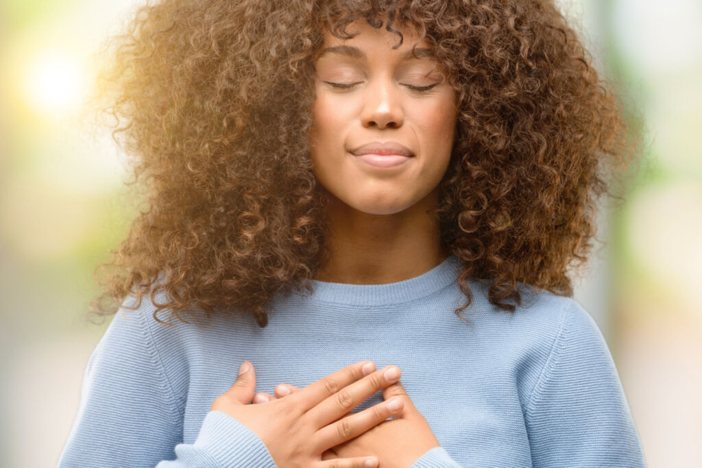 Abra-se para a magia de sentir, deixando as emoções fluírem livremente, sem se prender a conceitos de certo ou errado (Imagem: Krakenimages.com | Shutterstock)