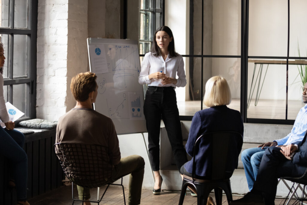 Em um cenário predominantemente masculino, é essencial que as mulheres expressem suas opiniões com confiança e determinação (Imagem: fizkes | Shutterstock)