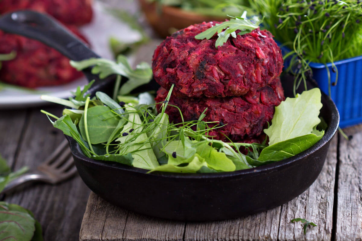 Hambúrguer de beterraba (Imagem: Elena Veselova | Shutterstock)