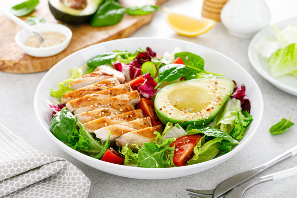 Salada de frango e vegetais (Imagem: Sea Wave | Shutterstock)