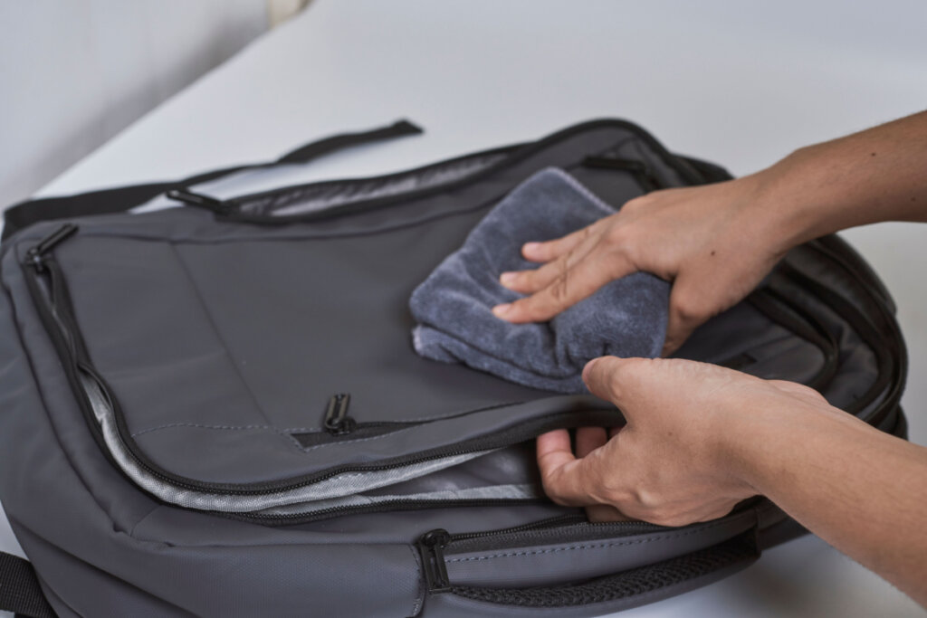 Para garantir a durabilidade das mochilas, faça a higienização a cada três meses ou conforme necessário (Imagem: G.Tbov | Shutterstock)