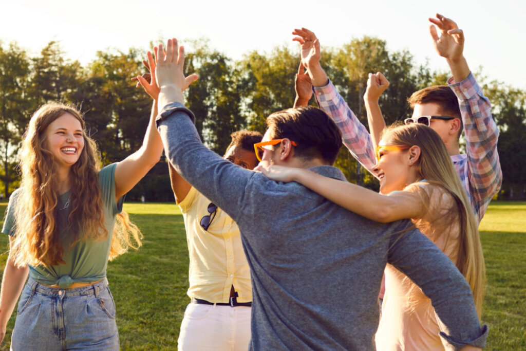 A essência da alegria é a conexão, um vibrante movimento que nos une uns aos outros (Imagem: Studio Romantic | Shutterstock)