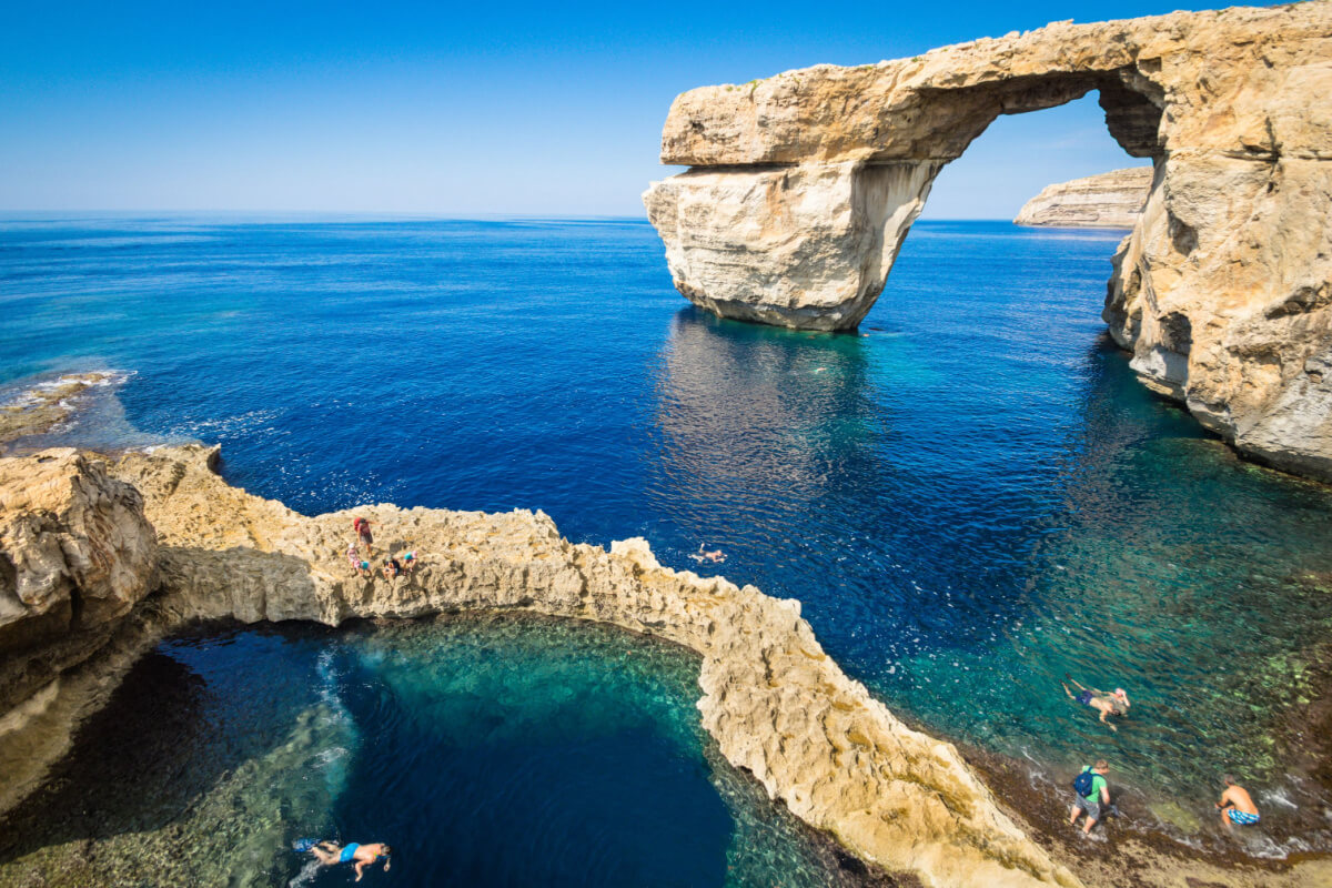 A Janela Azul, ponto turístico em Gozo, é uma das três ilhas principais de Malta (Imagem: Georgios Tsichlis | Shutterstock)