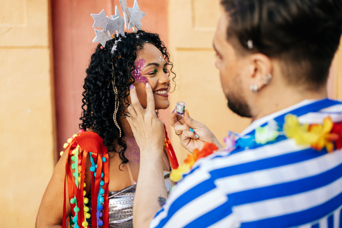 Certifique-se de utilizar o produto adequado para não irritar a pele no Carnaval (imagem: Kleber Cordeiro | Shutterstock)