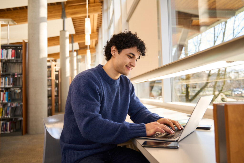A participação em fóruns e grupos online de leitura pode aprimorar o processo de imersão e compreensão dos textos (Imagem: AYO Production | Shutterstock)