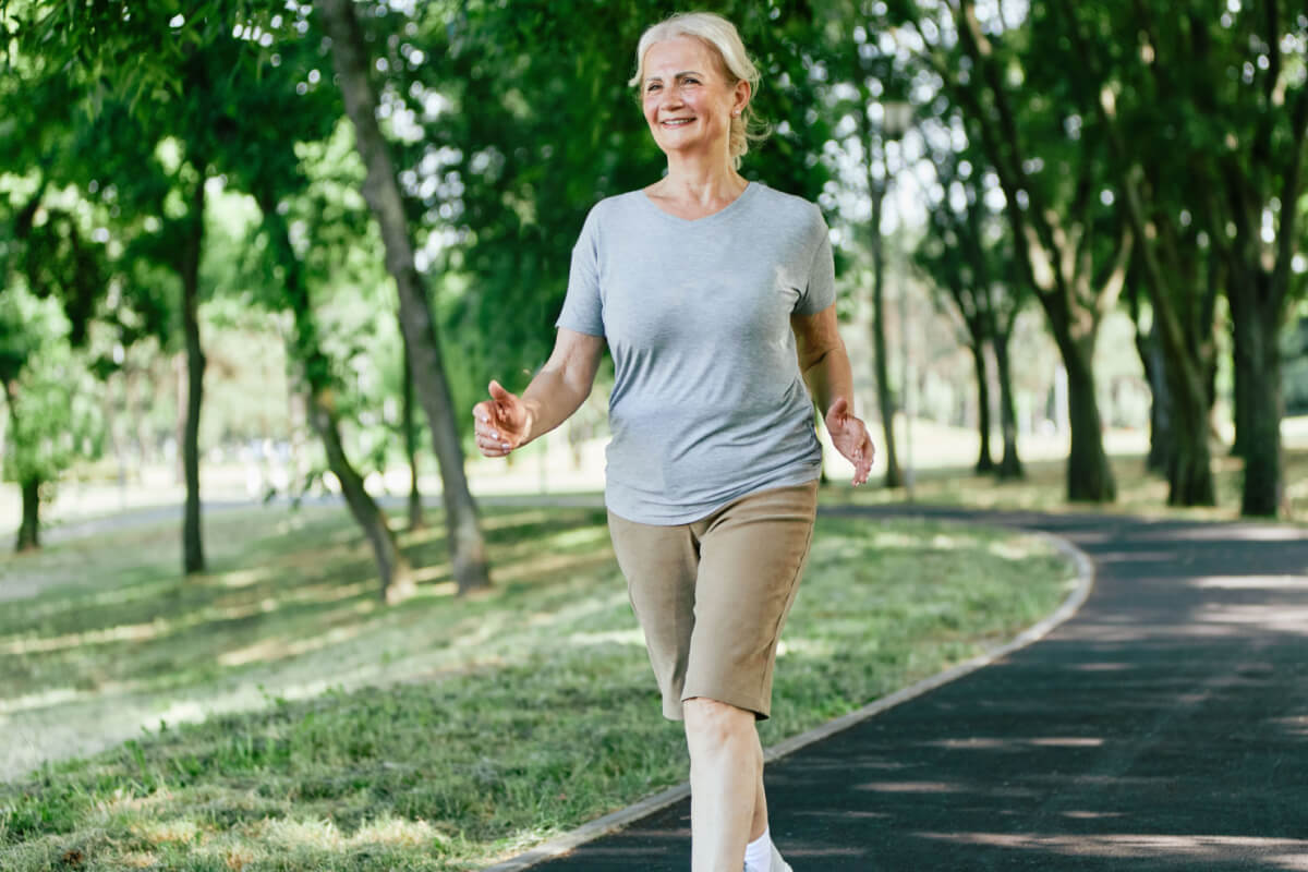 Caminhar é uma opção fácil e acessível para todos (Imagem: pics five | Shutterstock)