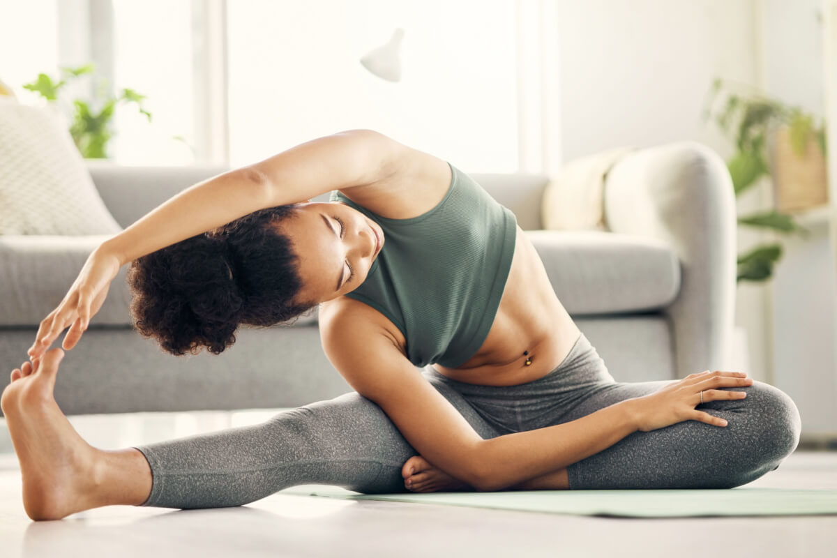 Tanto o Pilates quanto o Yoga proporcionam uma variedade de benefícios para a saúde (Imagem: PeopleImages.com - Yuri A | Shutterstock)