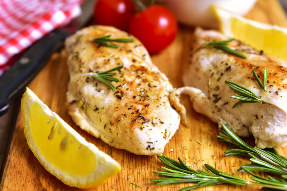 Frango grelhado com limão e alecrim (Imagem: Liliya Kandrashevich | Shutterstock)