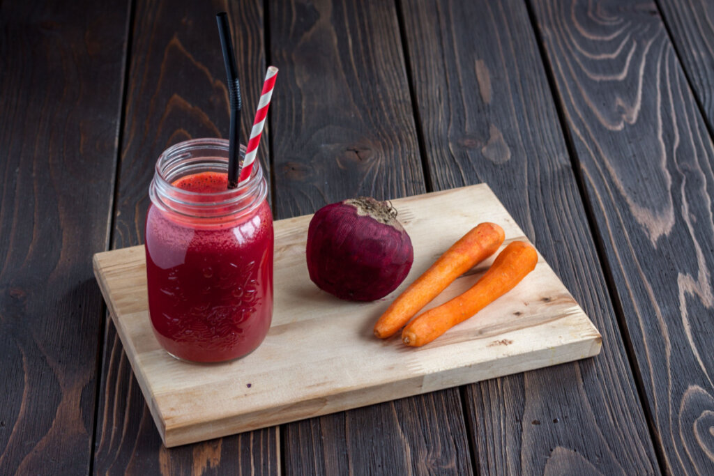 Suco de beterraba e cenoura (Imagem: Katsiaryna Kashtalyan | Shutterstock)