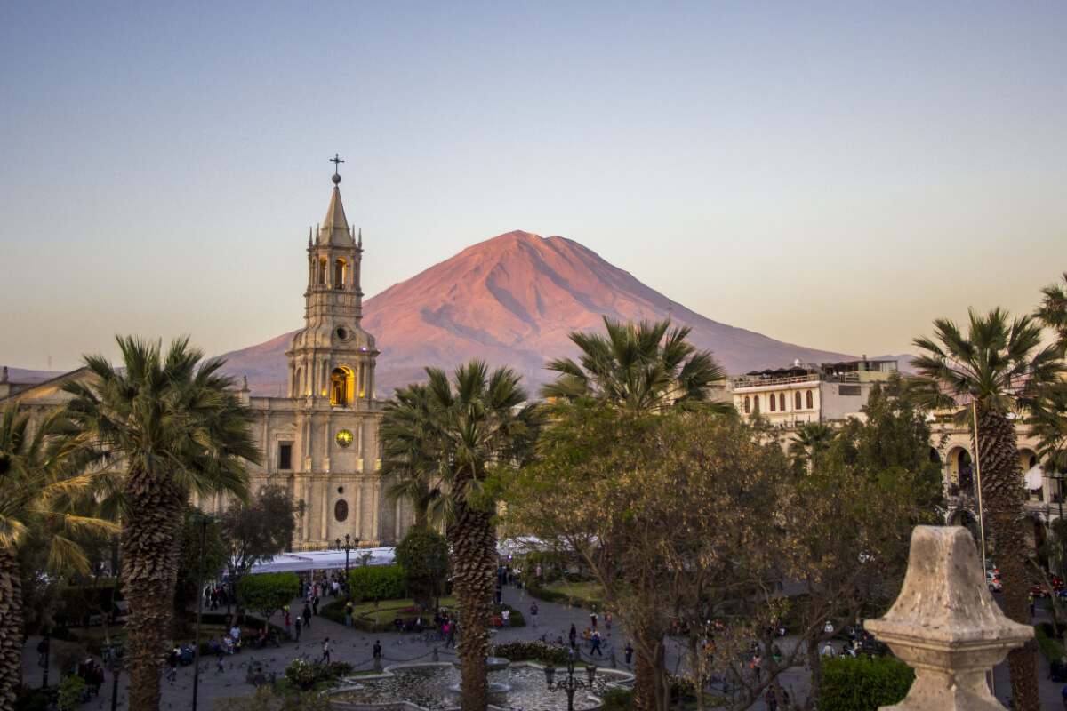 El Misti é um dos vulcões da cidade de Arequipa no Peru (Imagem: JorgeAndres | Shutterstock)