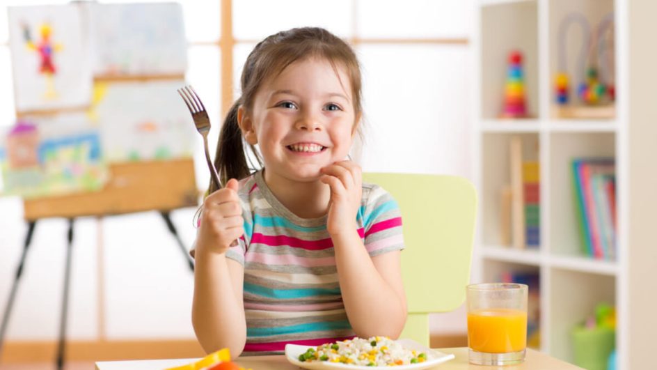 Nutrir os pequenos com uma dieta vegana equilibrada exige atenção a todos os detalhes (Imagem: Oksana Kuzmina | Shutterstock)