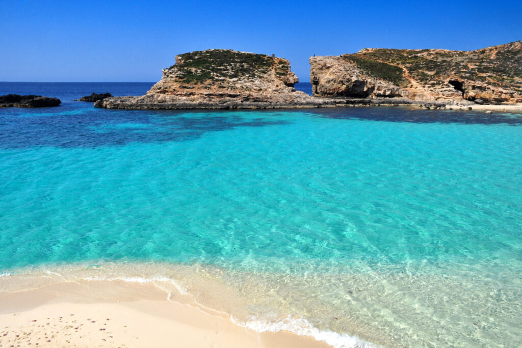 A Blue Lagoon &eacute; uma das praias mais famosas de Comino (Imagem: Yuliya Halianiuk | Shutterstock)