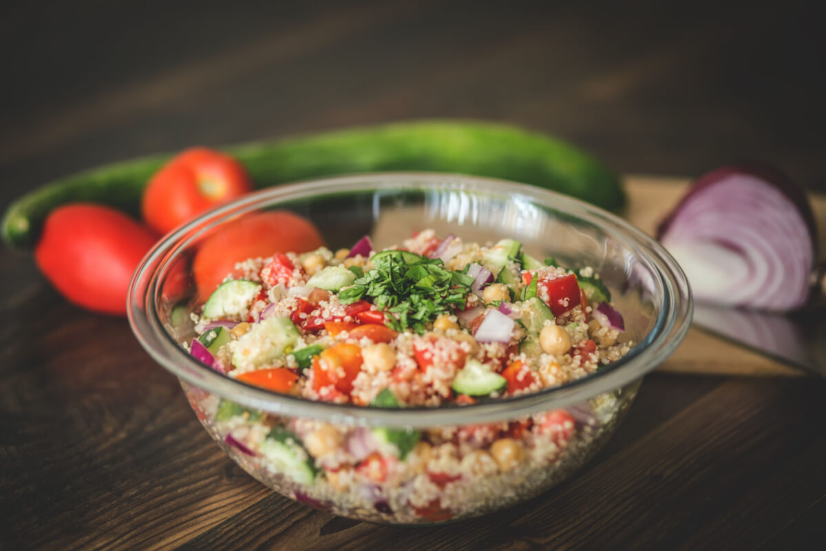 Salada refrescante de quinoa (Imagem: Megan Betteridge | Shutterstock)